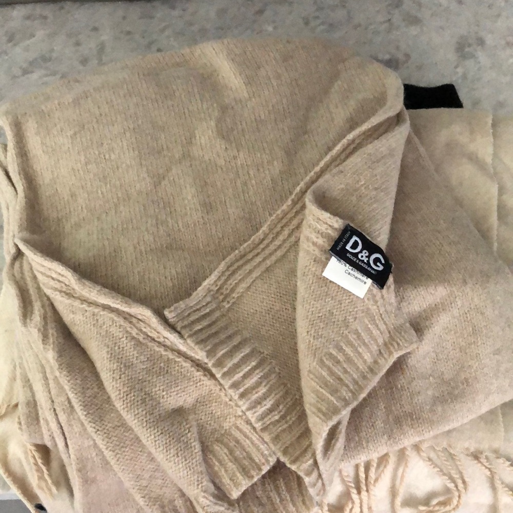 - NWT- Dolce & Gabbana -   100% cashmere scarf